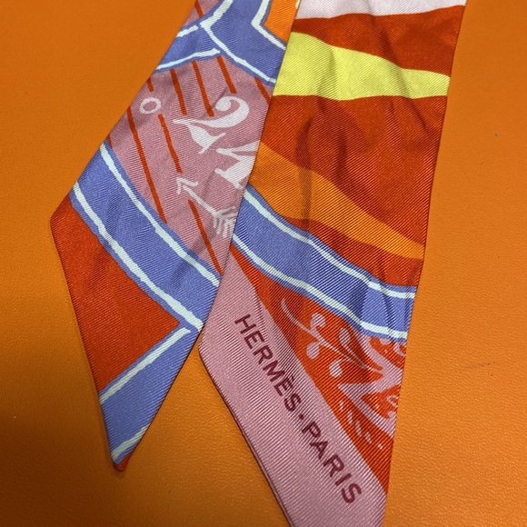 Hermes Twilly in Jeu de Soie (Rose/Orange) 100% Silk - Picture 3 of 7